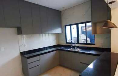 Imagem: A casa possui 3 Dormitórios, 2 Banheiros, 2 Vagas na garagem