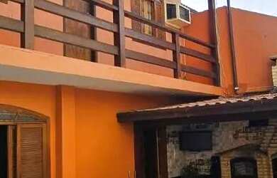 Imagem: A casa possui 3 Dormitórios, 3 Banheiros, 2 Vagas na garagem