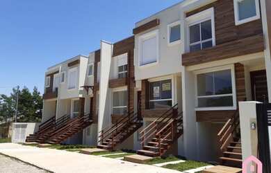 Imagem: A casa possui 2 Dormitórios, 3 Banheiros, 2 Vagas na garagem