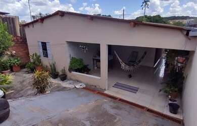 Imagem: A casa possui 3 Dormitórios, 1 Banheiro, 2 Vagas na garagem