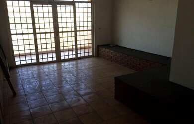 Imagem: A casa possui 3 Dormitórios, 2 Banheiros, 3 Vagas na garagem