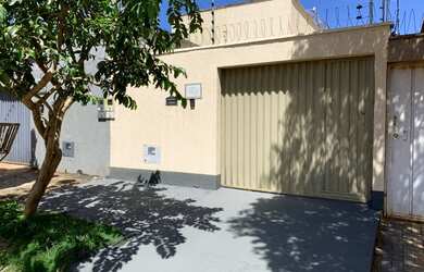 Imagem: A casa possui 2 Dormitórios, 1 Banheiro, 1 Vaga na garagem