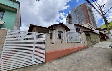 Imagem: A casa possui 5 Dormitórios, 3 Banheiros, 2 Vagas na garagem