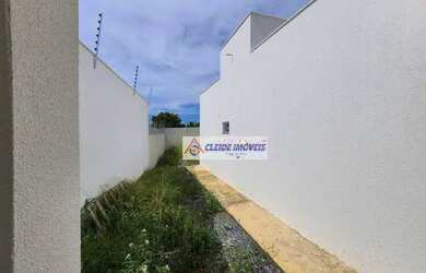 Imagem: A casa possui 3 Dormitórios, 2 Banheiros, 2 Vagas na garagem