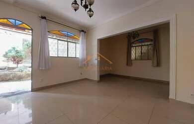 Imagem: A casa possui 4 Dormitórios, 2 Banheiros, 1 Vaga na garagem