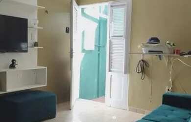 Imagem: A casa possui 3 Dormitórios, 1 Banheiro, 2 Vagas na garagem