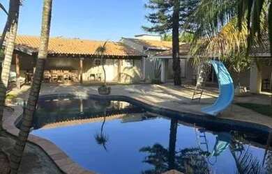 Imagem: A casa possui 4 Dormitórios, 5 Banheiros, 4 Vagas na garagem