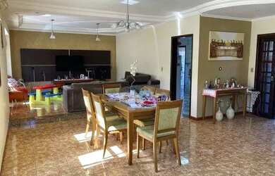 Imagem: A casa em condomínio possui 3 Dormitórios, 3 Banheiros, 2