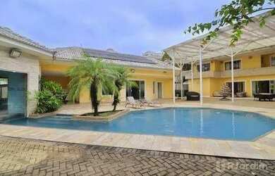 Imagem: A casa em condomínio possui 5 Dormitórios, 5 Banheiros, 4