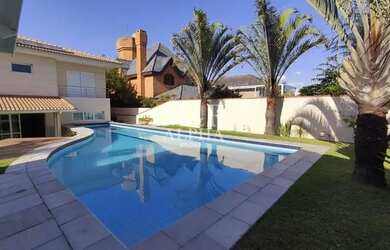 Imagem: A casa em condomínio possui 4 Dormitórios, 5 Banheiros, 5