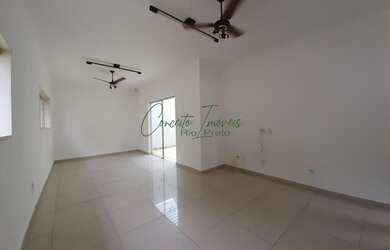 Imagem: A casa possui 4 Dormitórios, 3 Banheiros, 2 Vagas na garagem