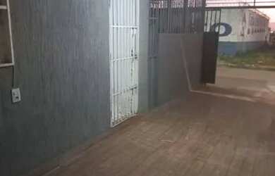 Imagem: A casa possui 1 Dormitório, 1 Banheiro, 1 Vaga na garagem