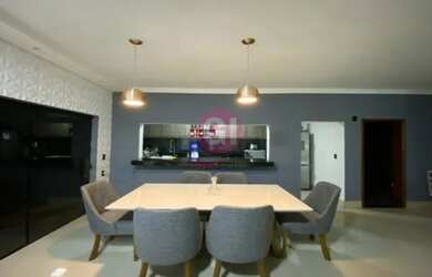 Imagem: A casa possui 3 Dormitórios, 3 Banheiros, 3 Vagas na garagem