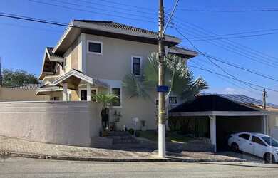 Imagem: A casa em condomínio possui 3 Dormitórios, 1 Banheiro, 2 Vagas