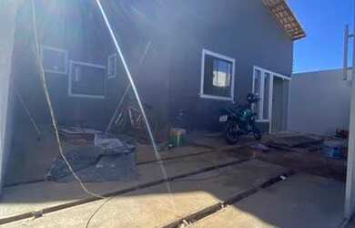 Imagem: A casa possui 2 Dormitórios, 1 Banheiro, 2 Vagas na garagem