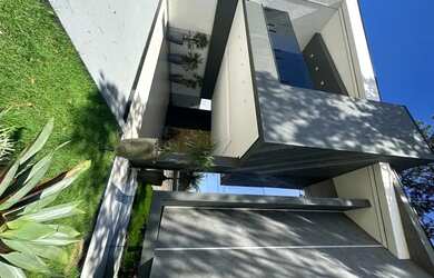 Imagem: A casa em condomínio possui 4 Dormitórios, 5 Banheiros, 3