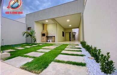 Imagem: A casa possui 3 Dormitórios, 2 Banheiros, 2 Vagas na garagem