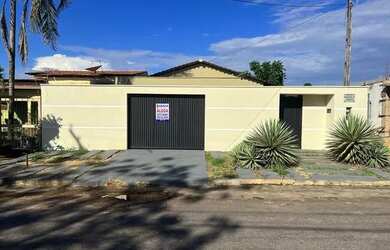 Imagem: A casa possui 3 Dormitórios, 1 Banheiro, 2 Vagas na garagem