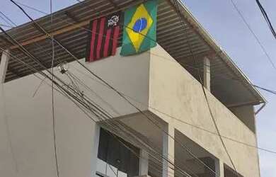 Imagem: A casa possui 2 Dormitórios, 2 Banheiros, 2 Vagas na garagem