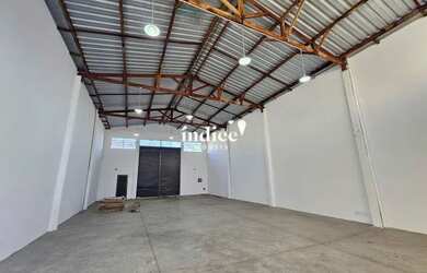 Imagem: O depósito para alugar possui 4 Vagas na garagem e 195m² de