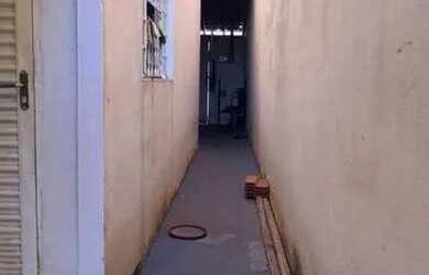 Imagem: A casa possui 2 Dormitórios, 1 Banheiro, 1 Vaga na garagem