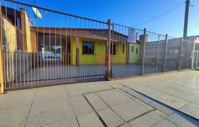 Imagem: A casa possui 3 Dormitórios, 1 Banheiro, 2 Vagas na garagem