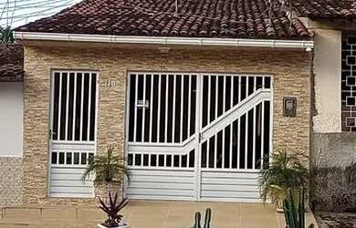 Imagem: A casa possui 3 Dormitórios, 1 Banheiro, 1 Vaga na garagem
