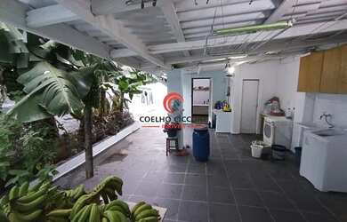 Imagem: A casa possui 4 Dormitórios, 1 Banheiro, 2 Vagas na garagem