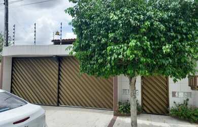 Imagem: A casa possui 2 Dormitórios, 2 Banheiros e 3 Vagas na garagem