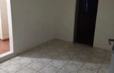 Imagem: A casa possui 1 Dormitório e 1 Banheiro e está localizado