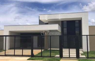 Imagem: A casa em condomínio possui 4 Dormitórios, 5 Banheiros, 481m²