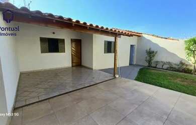 Imagem: A casa possui 3 Dormitórios, 1 Banheiro, 1 Vaga na garagem