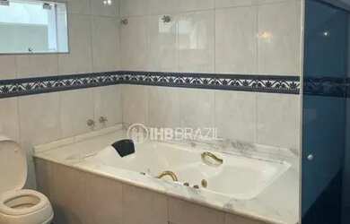 Imagem: A casa possui 5 Dormitórios, 4 Banheiros, 4 Vagas na garagem