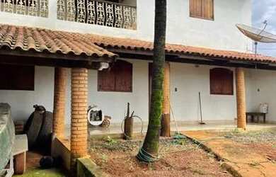 Imagem: A casa possui 3 Dormitórios, 2 Banheiros, 2 Vagas na garagem