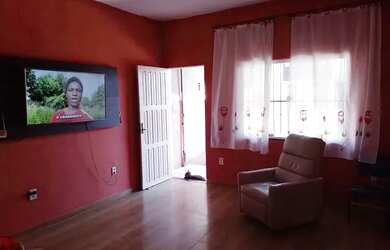 Imagem: A casa possui 2 Dormitórios, 2 Banheiros, 1 Vaga na garagem