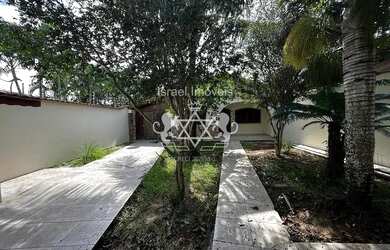 Imagem: A casa possui 4 Dormitórios, 3 Banheiros, 4 Vagas na garagem