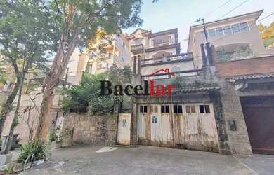 Imagem: A casa possui 4 Dormitórios, 3 Banheiros, 2 Vagas na garagem