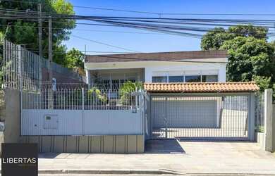 Imagem: A casa possui 4 Dormitórios, 3 Banheiros, 5 Vagas na garagem