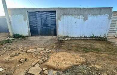 Imagem: A casa possui 2 Dormitórios, 1 Banheiro, 2 Vagas na garagem