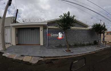 Imagem: A casa possui 3 Dormitórios, 1 Banheiro, 1 Vaga na garagem