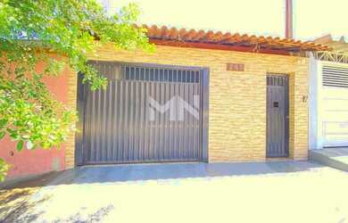 Imagem: A casa possui 2 Dormitórios, 1 Banheiro, 2 Vagas na garagem