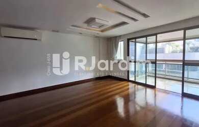 Imagem: O apartamento possui 4 Dormitórios, 4 Banheiros, 2 Vagas na