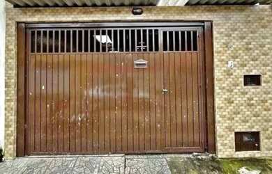 Imagem: A casa possui 2 Dormitórios, 1 Banheiro, 2 Vagas na garagem