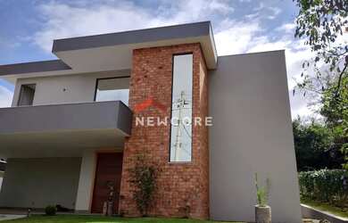 Imagem: A casa em condomínio possui 4 Dormitórios, 4 Banheiros, 4