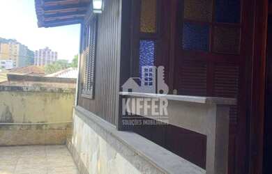 Imagem: A casa possui 5 Dormitórios, 2 Banheiros, 2 Vagas na garagem