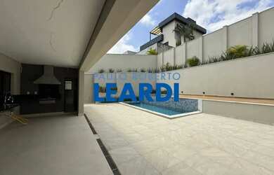 Imagem: A casa em condomínio possui 5 Dormitórios, 5 Banheiros, 4