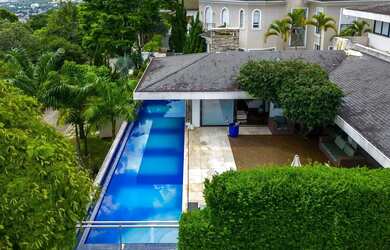 Imagem: A casa em condomínio possui 5 Dormitórios, 5 Banheiros, 4