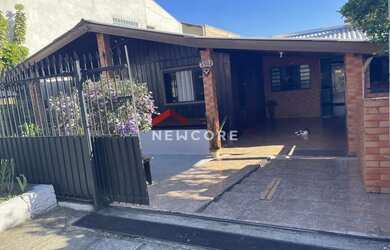 Imagem: A casa possui 3 Dormitórios, 2 Banheiros, 2 Vagas na garagem