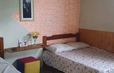 Imagem: A casa possui 1 Dormitório, 1 Banheiro, 1 Vaga na garagem