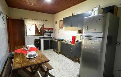 Imagem: A casa possui 2 Dormitórios, 2 Banheiros, 4 Vagas na garagem